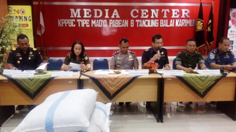 Kepala KPPBC Tanjungbalai Karimun, Benhard Sibarani saat memaparkan hasil tegahan di kantor KPPBC