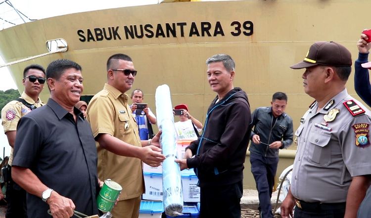 Bantuan Korban Banjir Diberangkatkan Melalui Kapal Pelni Sabuk Dilepas Bupati Bintan Wartakepri - Bantuan Korban Banjir Diberangkatkan Melalui Kapal Pelni Sabuk Dilepas Bupati Bintan