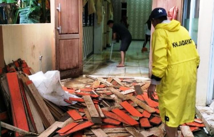 Terendam Hingga 1 Meter, Anggota DPRD Anambas Rame Rame Bersihkan Kantor WartaKepri - Pembersihan Kantor DPRD Anambas