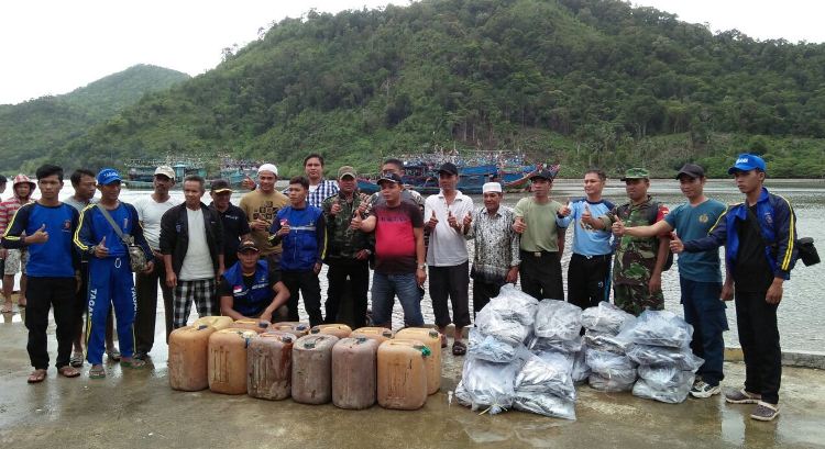 WartaKepri - Bantuan Ikan Dan Solar Dari Kapal Pukat Asal Medan Untuk Anambas WartaKepri - Bantuan Ikan Dan Solar Dari Kapal Pukat Asal Medan Untuk Anambas
