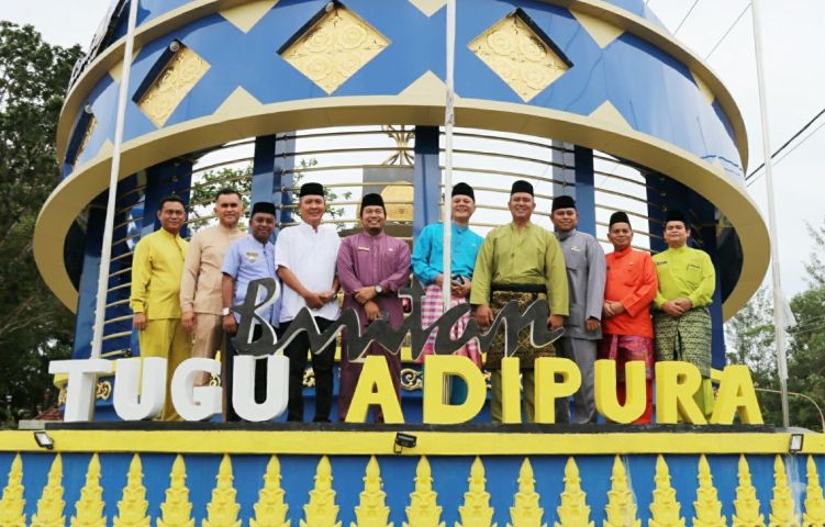 Bupati Bintan Terkesan dan Foto Foto di Tugu Tanjak & Adipura di Kota Kijang