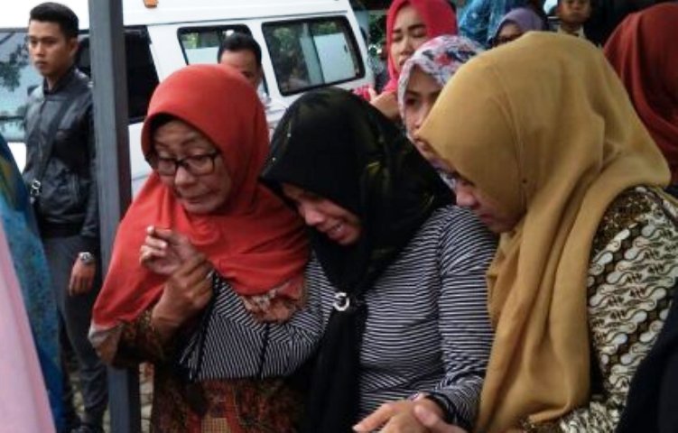 Histeris ibu lihat Farhan terbujur kaku