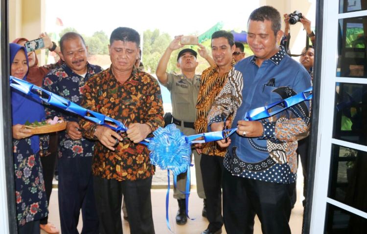 Apri dan Dalmasri Melakukan Peresmian Kantor Desa Kelong dan Lapangan Futsal Apri dan Dalmasri Melakukan Peresmian Kantor Desa Kelong dan Lapangan Futsal
