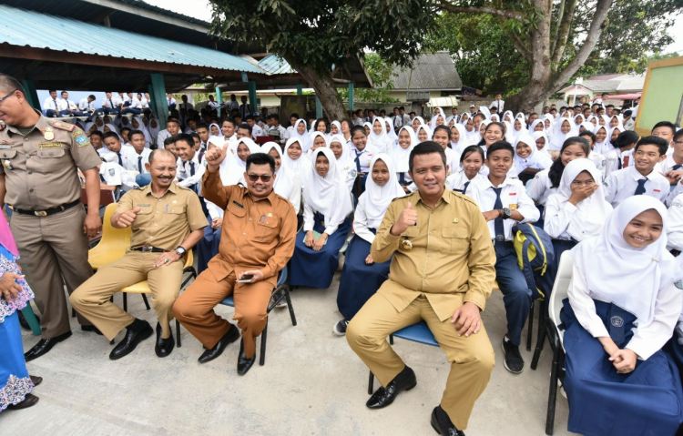 Bupati Bintan Komitmen Bangun Generasi Qur’ani, 15 Menit Mengaji Sebelum Belajar Wartakepri, Apri Sujadi bersama Siswa