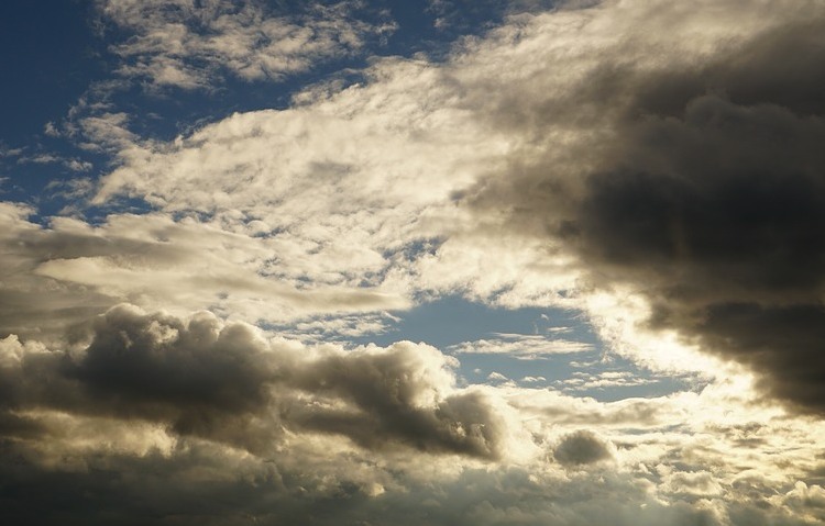 Bahaya Telah Ditemukan Ratusan Juta Virus di Langit Oleh Ilmuan Wartakepri, Awan gelap