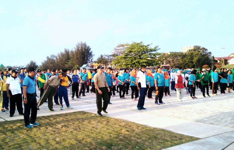 Kekompakan TNI Polri Natuna Terlihat di Acara Senam Bersama di Pantai Kencana