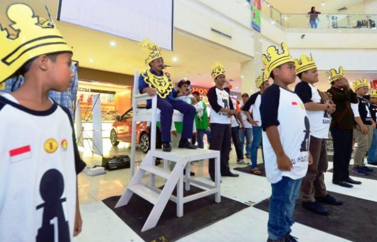 Permainan Catur Hidup Diapresiasi Gubenur Kepri Wartakepri, Nurdin Bermain Catur Hidup
