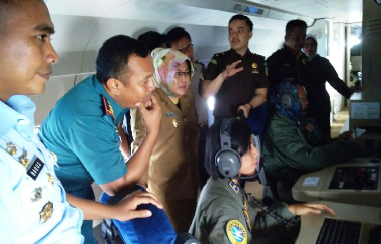 Wabup Ngesti Yakin Pesawat CN-235 P-862 TNI AL Mampu Cegah Pencurian Ikan di Natuna Wartakepri, Petyinggi natuna dan Wakil Bupati Natuna