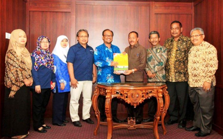 Wakil Bupati Tanah Datar Zuldafri Menyerahkan LKPD ke BPK-RI Wartakepri, Wakil Bupati Zuldafri Tanah Datar Menyerahkan LKPD ke BPK-RI