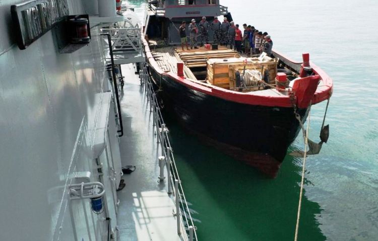 KRI Pulau Rusa Koarmabar Tangkap Kapal Penyelundup 150 Karton Miras dari Selat Singapore