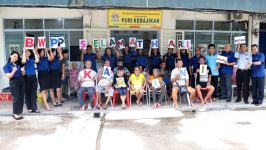 Management Best Western Premier Panbil Batam Berfoto Bersama dengan Para Lansia dari Panto Wredha Puri Kebajikan