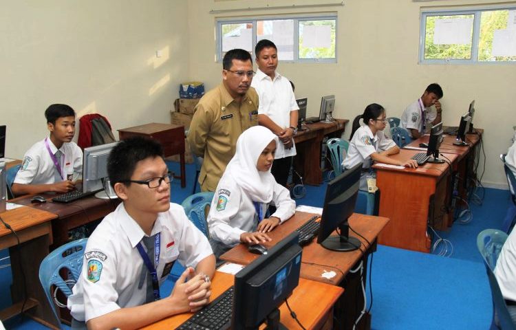 Arif Fadillah Yakin Anak-Anak SMA Sederajat Mengikuti UNBK Lulus 100 Persen Wartakepri, Anak-anak SMA mendikuti UNBK