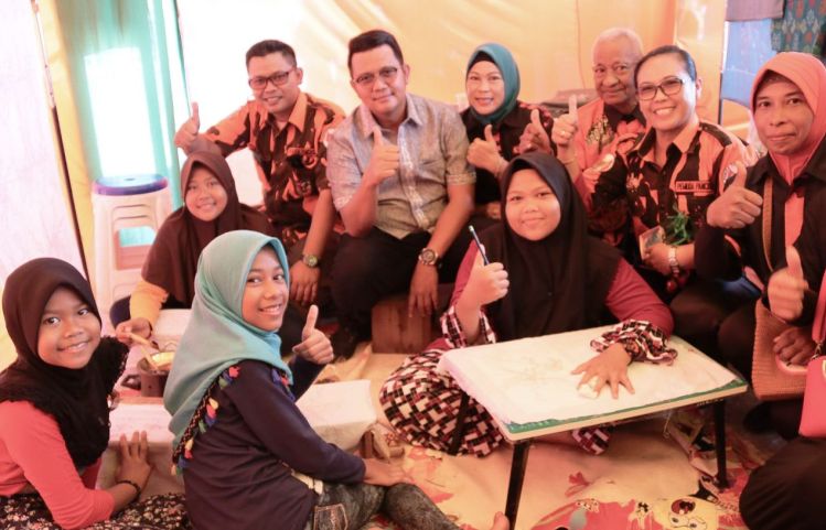 Bupati Bintan Apresiasi Sanggar Kerajinan Kerang Kencana Ajarkan Pelajar Membatik