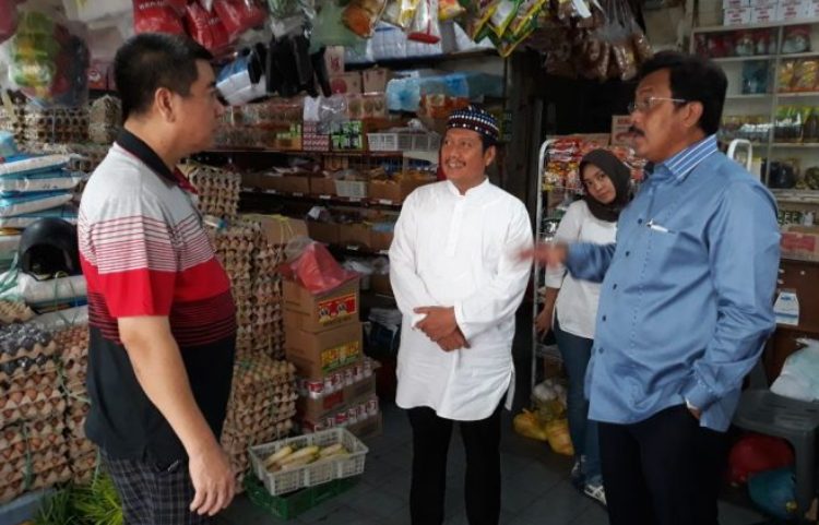 Tatapan Seorang Ibu saat Gubernur Kepri Sidak Sembako Ramadhan di Batam