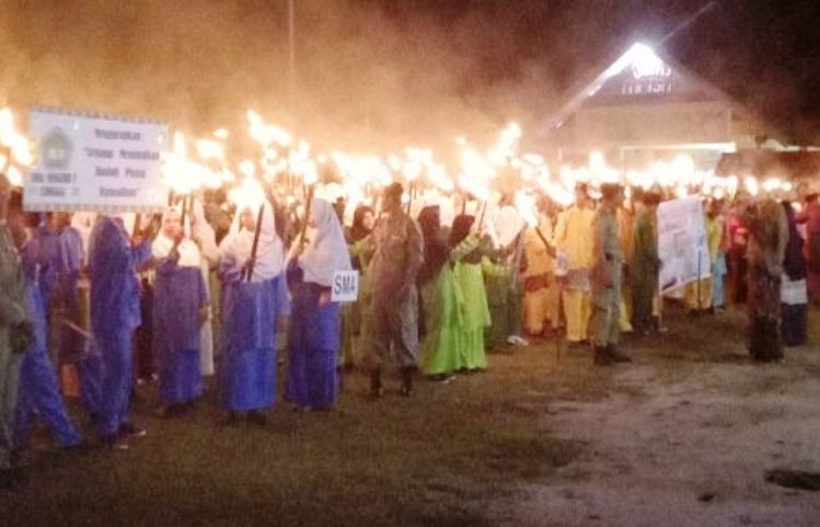 Pelajar SD hingga SMA di Daik Lingga Meriahkan Pawai Obor Sabut Ramadhan 1439 H