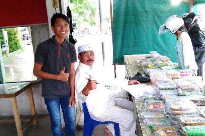 Gubernur Kepri saat membantu warga jual kue di Natuna