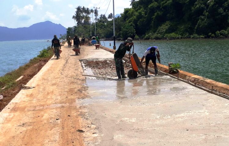 21 Hari Kebersamaan TNI dan Masyarakat Berjimbaku Bangun Jalan Pulau Tiga Natuna