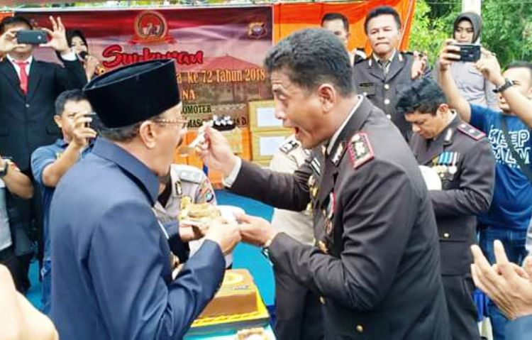 HUT Polri ke 72, Bupati Natuna Didaulat Jadi Inspentur Upacara dan Disuapi Kue Ultah