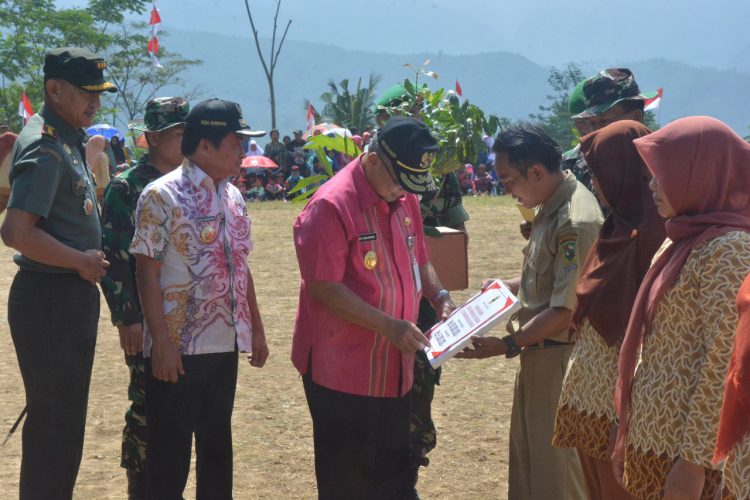 Pembukaan TMMD Banjarnegara, Wagub Jateng Serahkan Bantuan Puluhan Juta kepada Pemdes Pasegeran