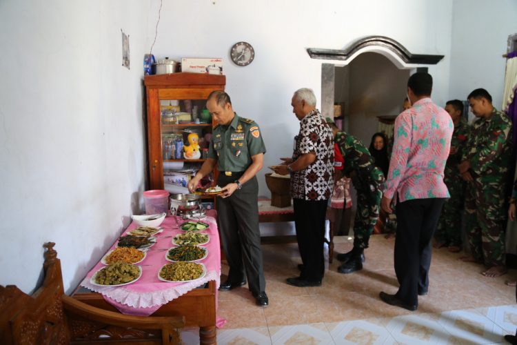 Jamuan Istimewa Buat Sang Jenderal di Lokasi TMMD Reguler