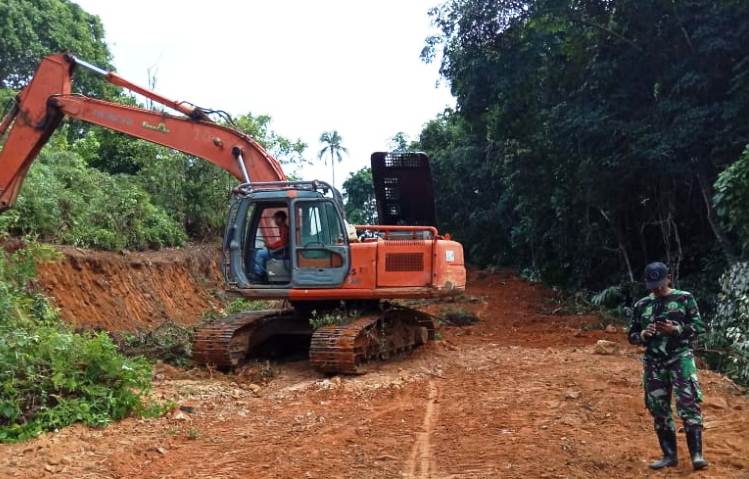 Karya Bakti TNI AD 2018 di Desa Mampok dan Air Biru Bangun Jalan 1,5 Km di Jemaja Anambas