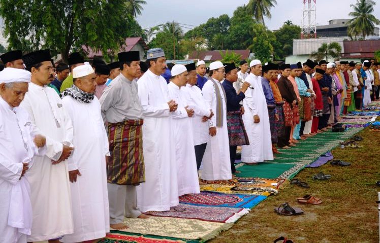 Gubernur dan Wakil Serta Sekda Kepri Sholat Idul Adha Bersama di Lapangan Bola Glora Tanjung Batu