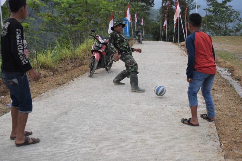 Bola Sepak Sudah bisa Dimainkan Dijalan yang Dibangun TNI