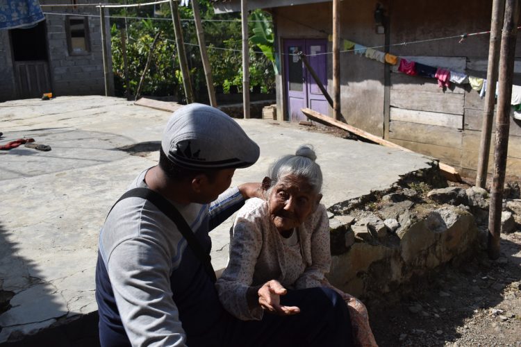 Nenek 121 Tahun Senang Jalan Desa Menantunya Dibangun TNI