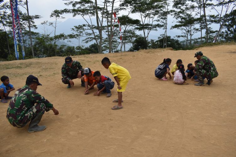 Satgas TMMD Bentuk Karakter Anak dengan Cara Main Gundu