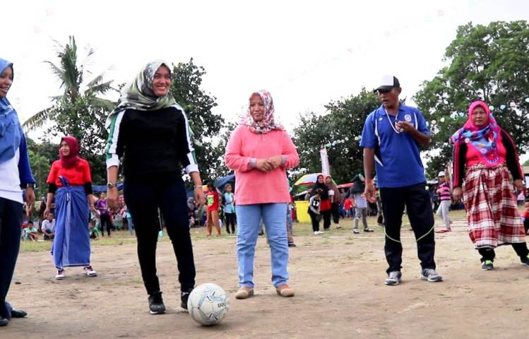 Kenakan Kain Sarung, Ibu-ibu Kelurahan Gunung Lengkuas Main Bola