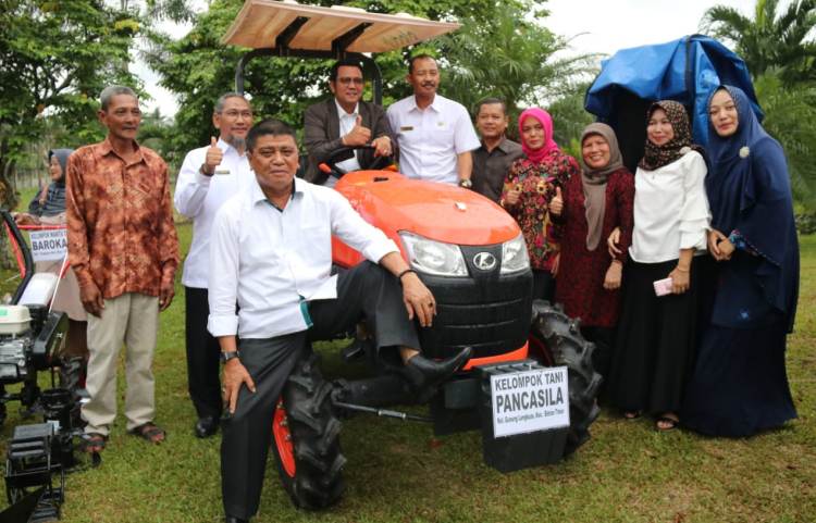 Sarasehan Petani, Bupati dan Wakil Bupati Bintan Serahkan Bantuan Traktor hingga Kambing