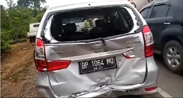 Tabrakan Beruntun di jalan Utama Cendana Bandara Lima Unit Mobil alami Tabrakan Beruntun, Satu Orang di Larikan ke RS Elizabet Batam Center