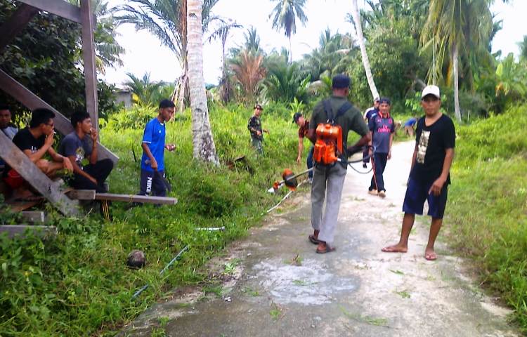 Jumat Bersih Warga dan Unsur Muspika Kecamatan Jemaja Bersihkan Sampah dan Jalan Sempit