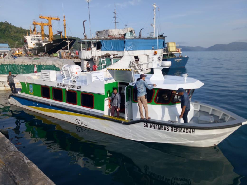 Kapal Aluminium Anambas Bermadah Bantuan dari Kementerian PDT diresmikan Bupati di Pelabuhan Pemda