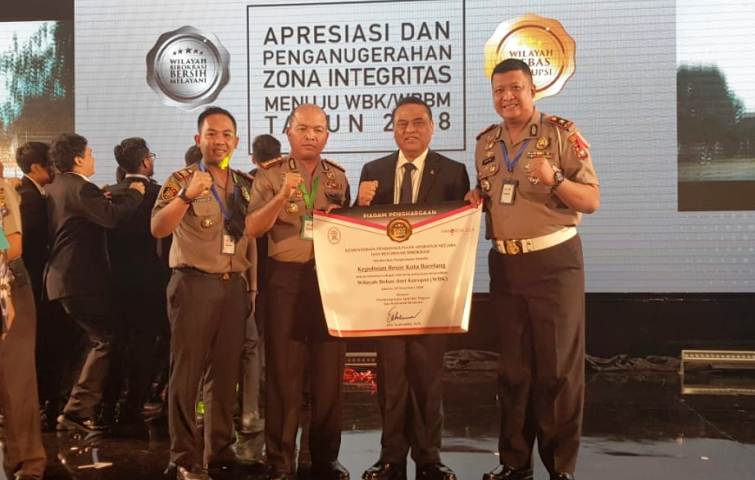 Kombes Pol Hengki Terima Anugerah Penghargaan Pembangunan