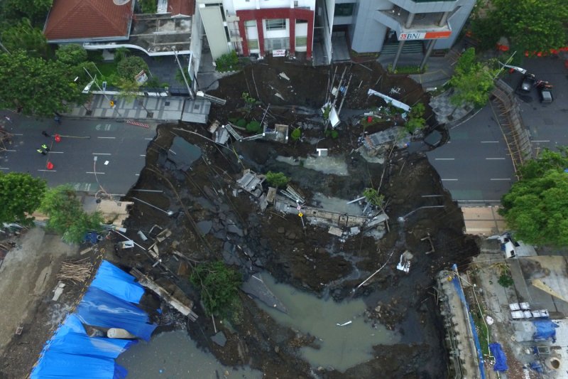 Jalan Gubeng di Surabaya Amblas, Ini Dia Faktanya !
