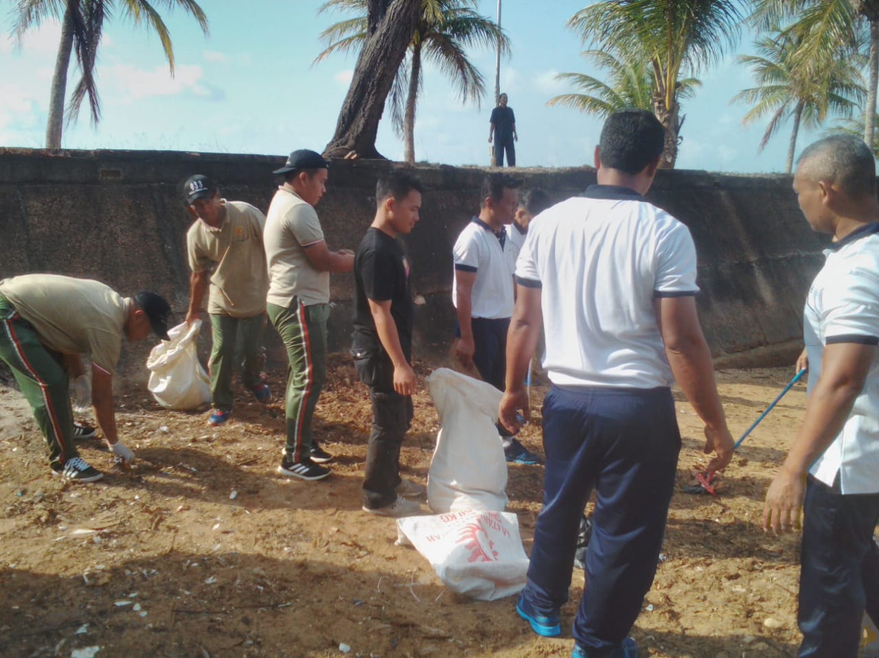 Anggota MAKOREM 033/WP Mengikuti Bersih-Bersih Sampah Samempena Hari Dharma Samudra Tahun 2019