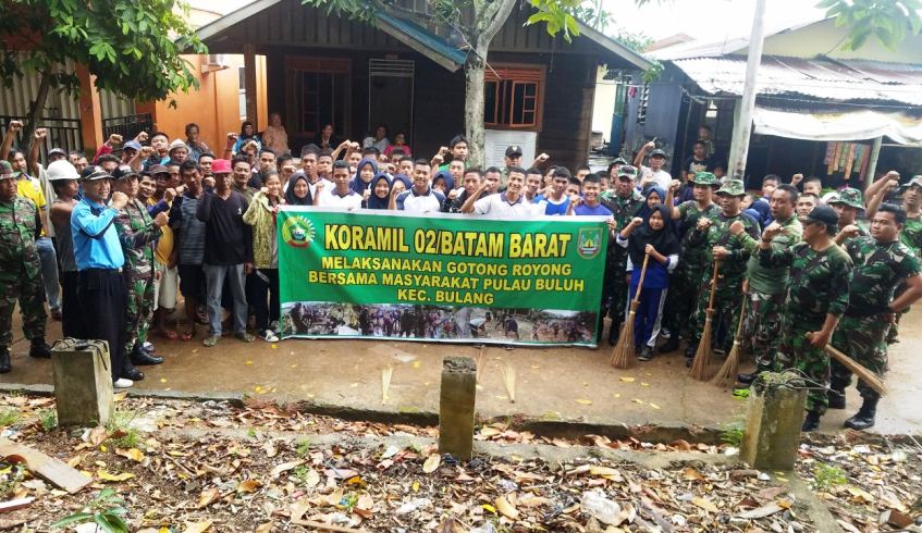 Goro Jumat Bersih Koramil 02/ Batam Barat dan Pelajar di Pulau Buluh Bulang
