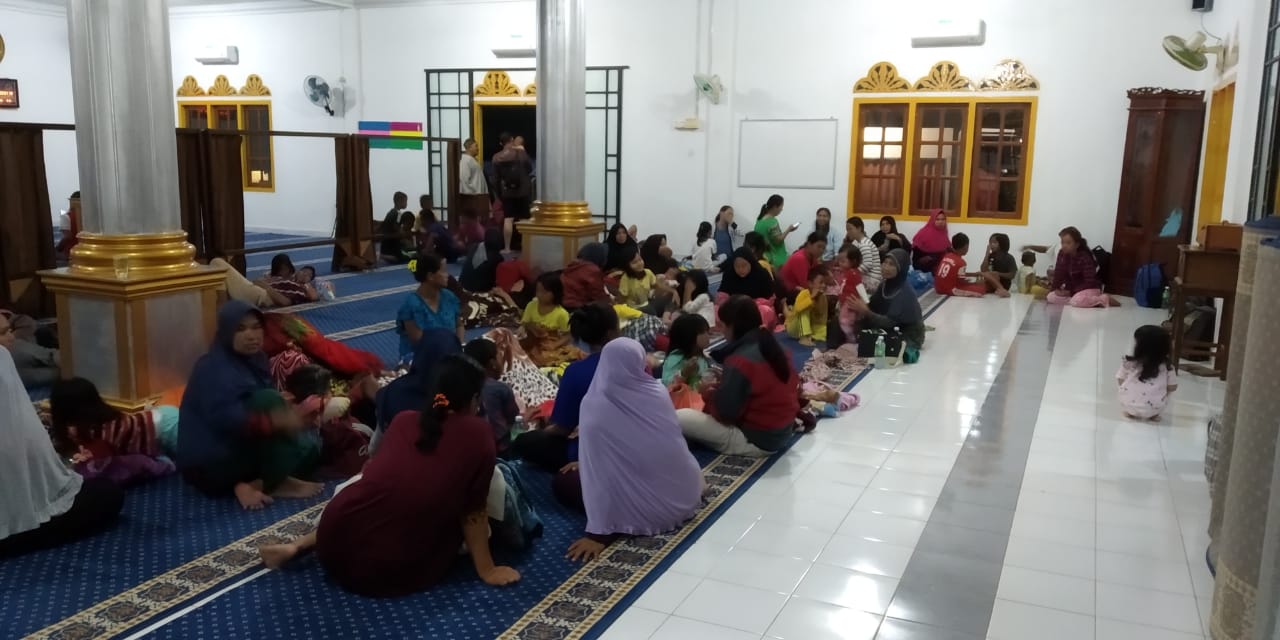 Angin Kencang dan Gelombang Tinggi Warga Kelurahan Letung Anambas Mengungsi ke Daerah Aman