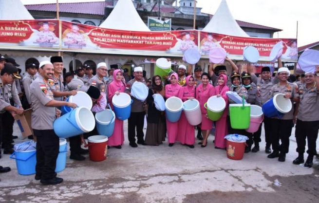 WKTV Berbagi Asih ke 50 Anak Yatim dan Buka Puasa Polda Kepri dengan Warga Tanjung Riau Batam