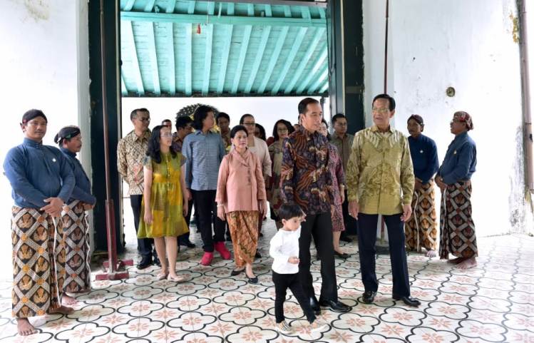 Bawa Cucu Jan Ethes Srinarendra, Presiden Jokowi Silaturahmi ke Keraton Yogyakarta