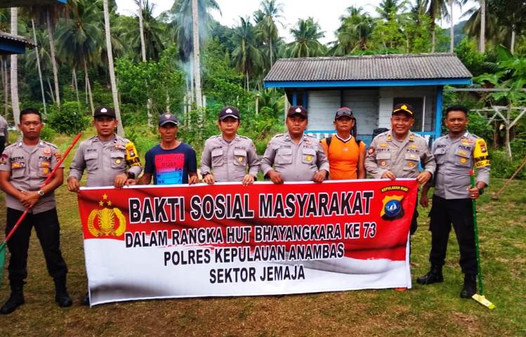 Polsek Jemaja Sambut HUT Bhayangkara ke 73 Laksanakan Baksos Pembersihan Surau Al Mukarramah