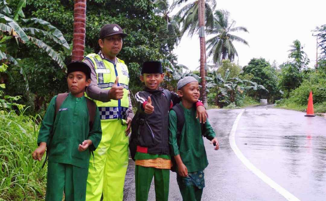 Bukti Pengabdian Polres Anambas Kepada Masyarakat, Hujanpun Tetap Diterjang