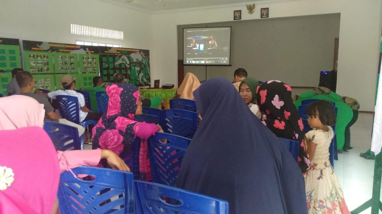 Satgas TMMD Berbaur Dengan Warga Menyaksikan Tayangan Film Dokumenter Korem 033/WP