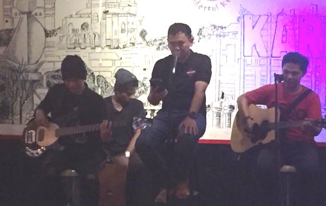 Ngopi Nyantai dan Nyanyi Bareng Kapolres Karimun dengan Rekan Rekan Jurnalis