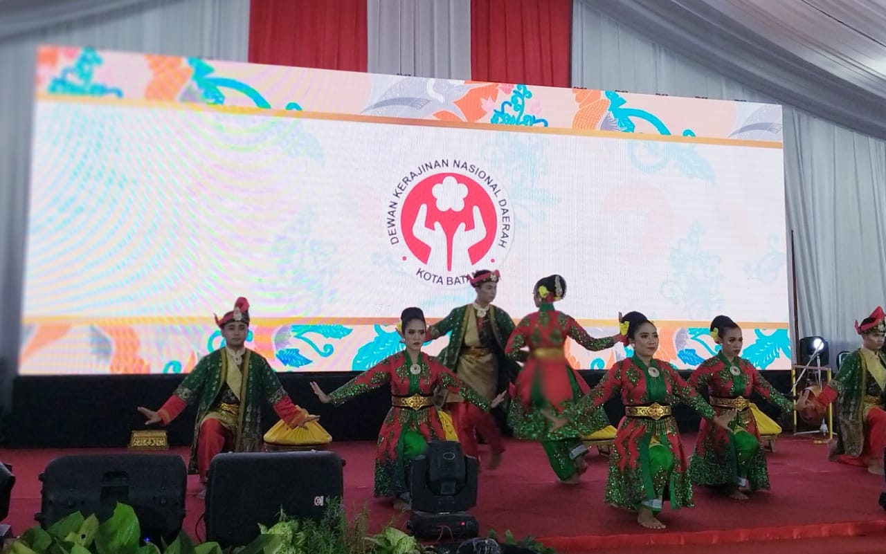 Sanggar Tari Wan Sendari Batam Goyang Pengunjung PKK Nasional di Padang