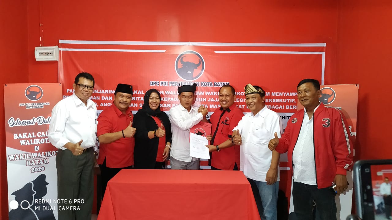 Siap Maju bakal Cawako/Cawawako Batam, Candra Serahkan Berkas Persyaratan ke DPC PDIP Batam