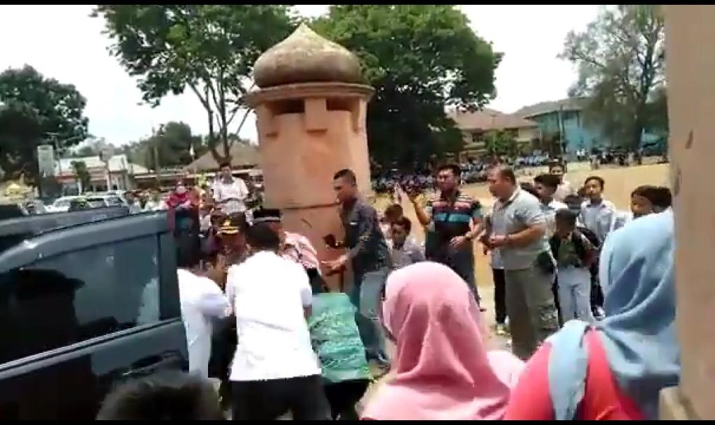 Menko Wiranto Terjatuh Saat Penyerang Hendak Menusuknya Pakai Pisau
