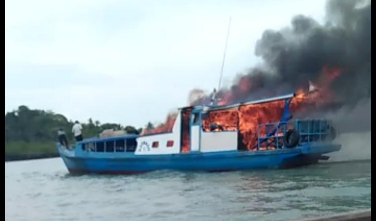 Kronologis Terbakarnya KM Karomah II dari Polair Polres Karimun