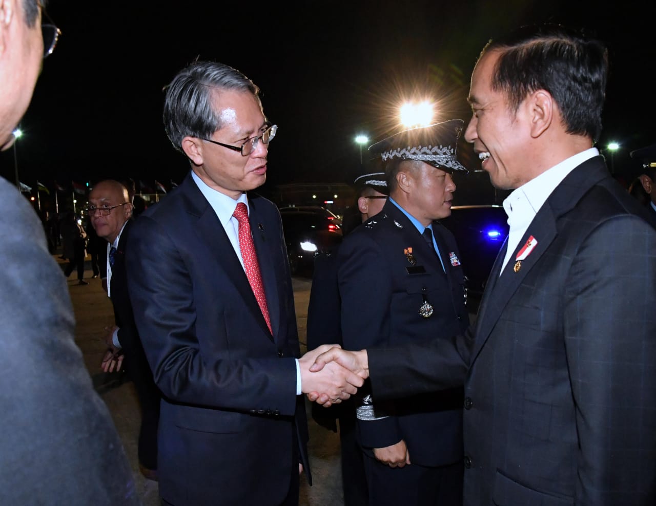 Kunjungi Pabrik Hyundai, Presiden RI Membubuhkan Tandatangan Kap Mesin Mobil Listrik